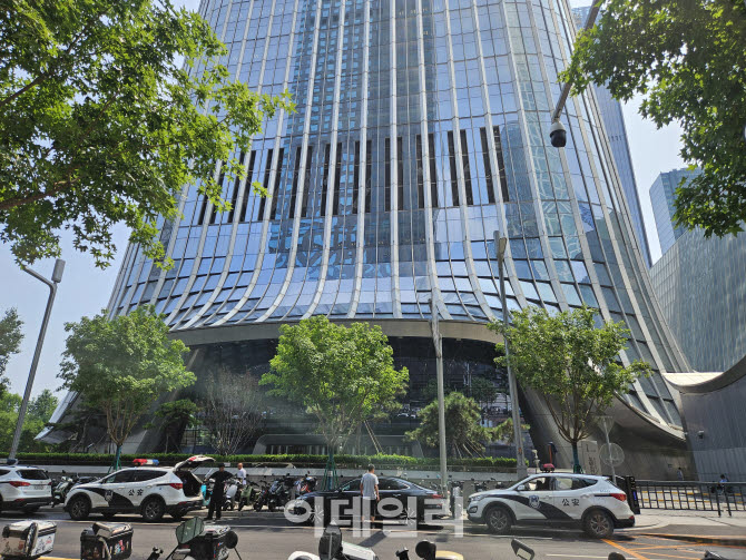 비행금지 구역 베이징에서 어떻게?…경비행기 빌딩 충돌에 中 뒤숭숭