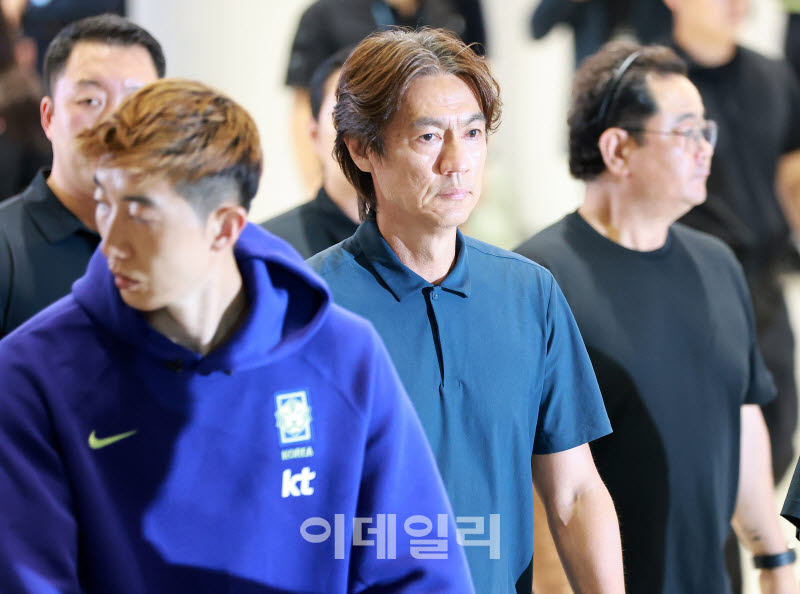 [포토]홍명보, 팬들 야유 받으며 입국