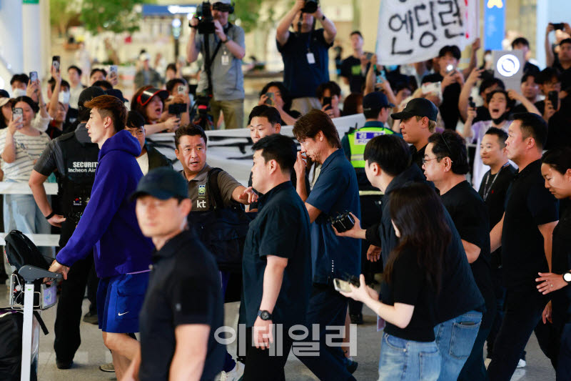 [포토]팬들 고함 속 입국하는 축구 국가대표팀