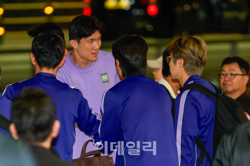 [포토]공항에서 인사 나누는 김민재-이강인