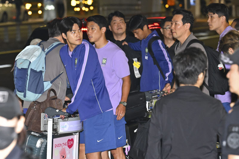 [포토]공항에서 인사 나누는 북중미 월드컵 축구 국가대표팀