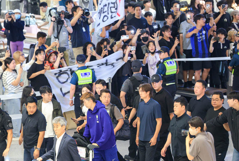 [포토]팬들 항의 속 입국하는 홍명보 전 감독과 축구 국가대표 선수들