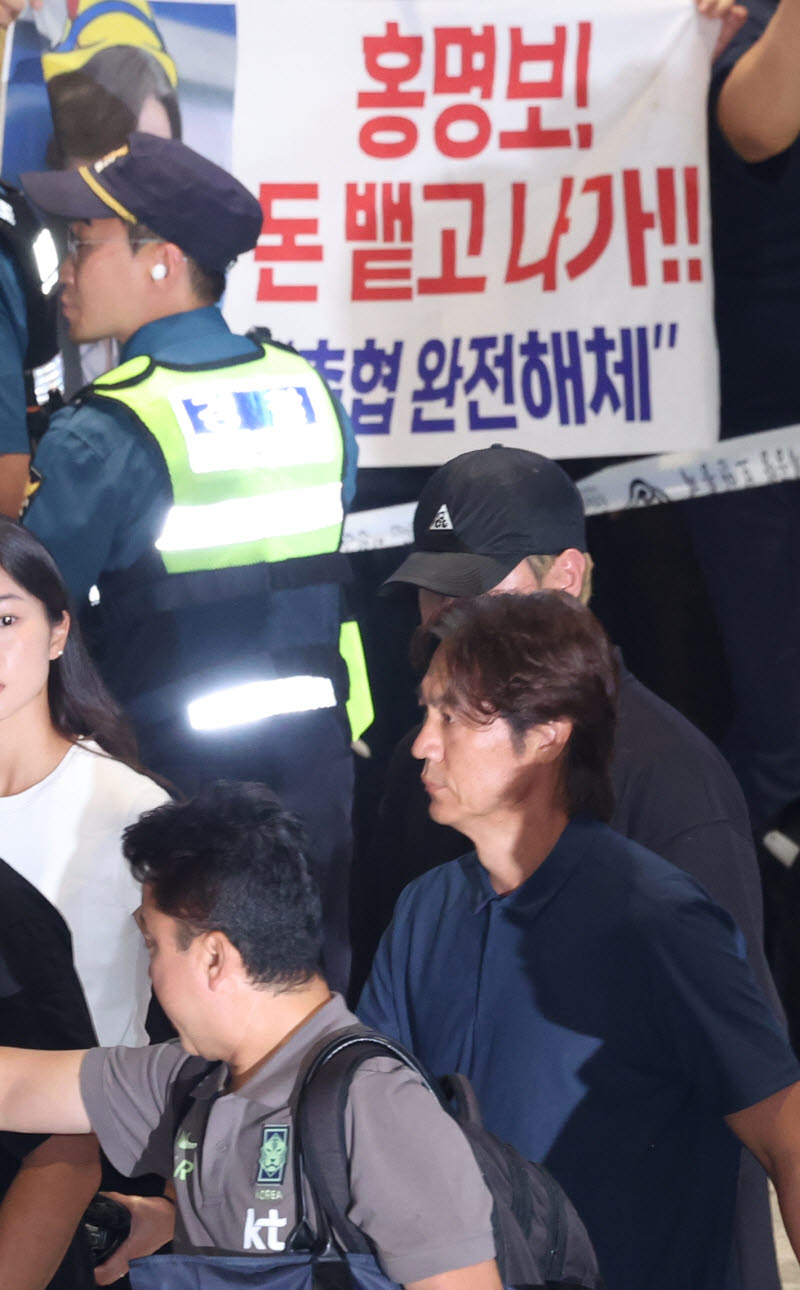 [포토]홍명보 전 축구대표팀 감독 입국
