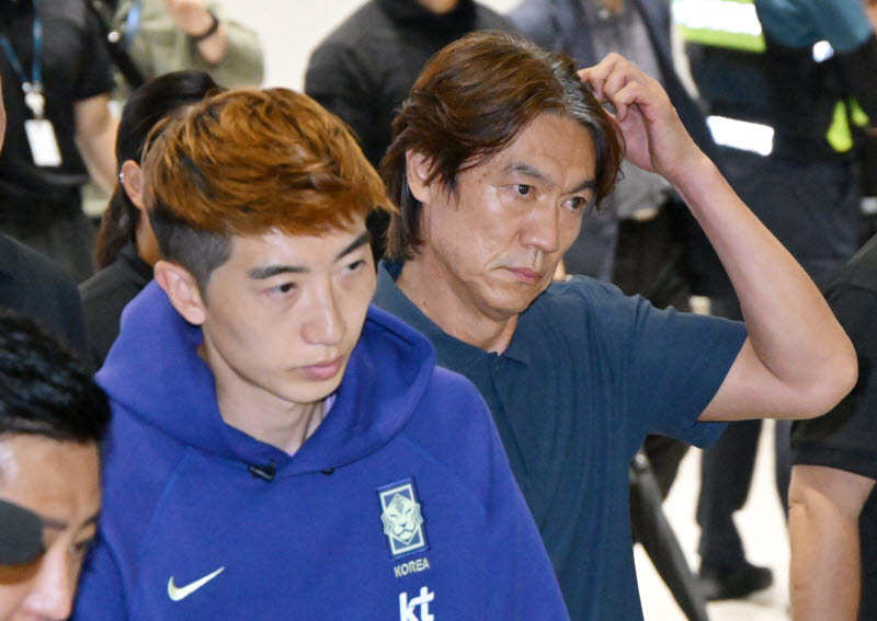 [포토]공항 나서는 홍명보 전 감독-조현우