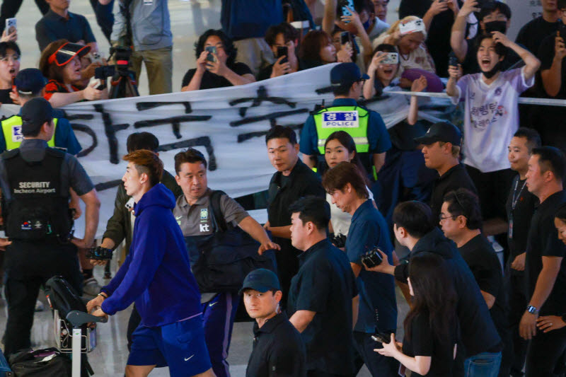 [포토]고개숙이고 입국하는 축구 국가대표팀