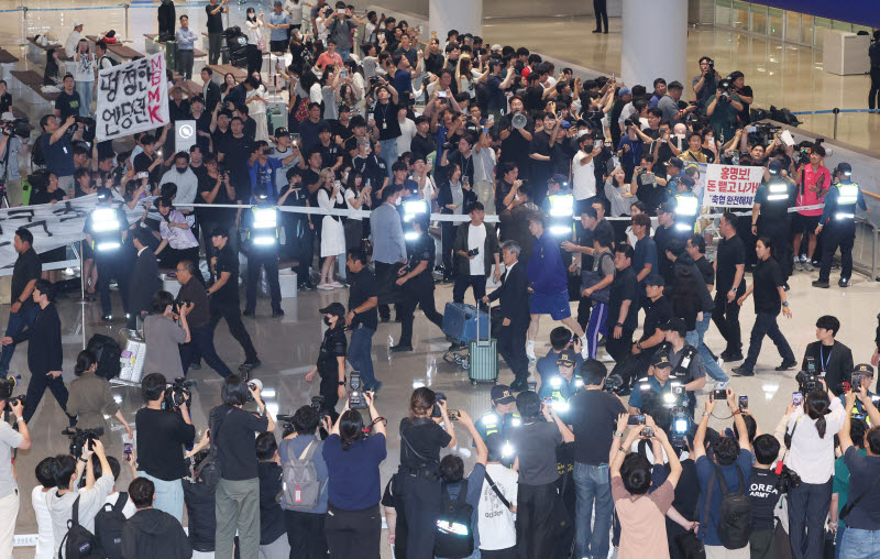 [포토]새벽에 공항 축구 국가대표팀에 항의하기 위해 몰린 인파