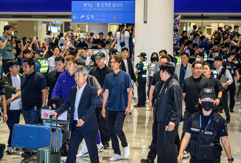 [포토]삼엄한 경계속 공항 나서는 홍명보