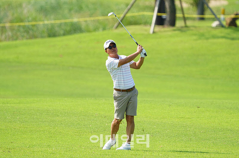 [포토] 타구 바라보는 이인우