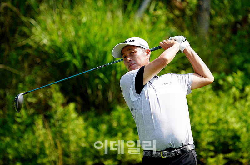 [포토] 장익제, 강력한 티샷으로 날린다
