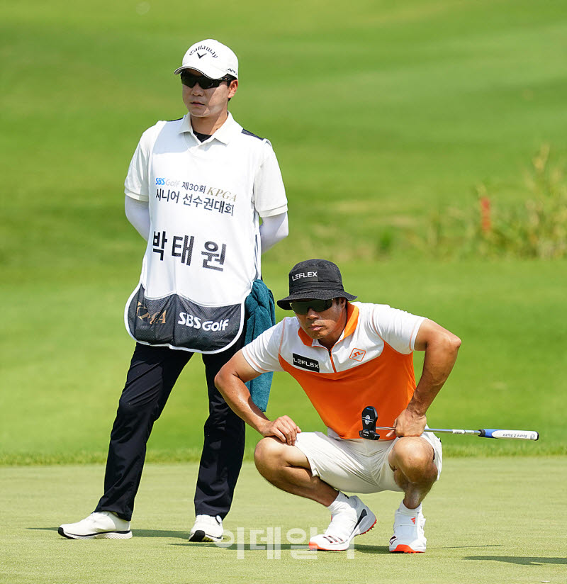 [포토] 박태원, 신중히 읽는라인