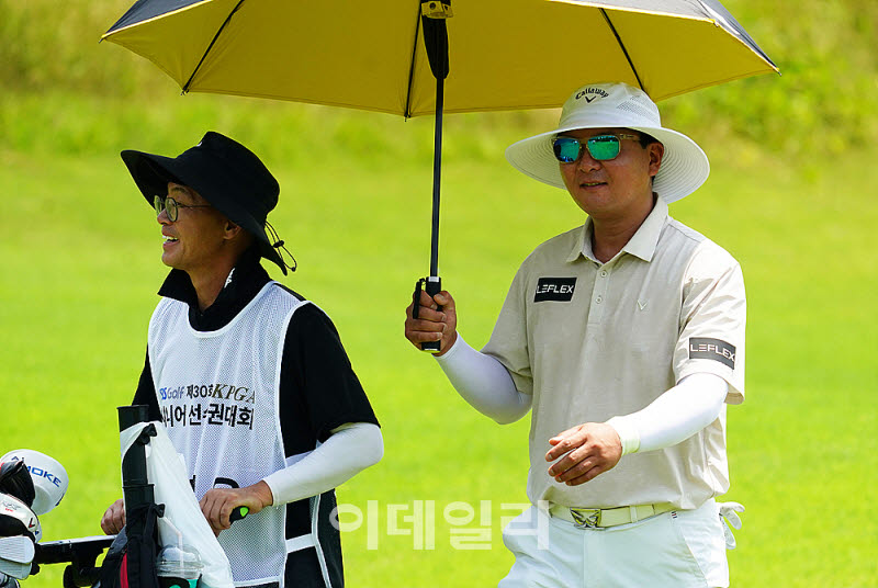 [포토] 김성용, 세이브하며 다음 홀로