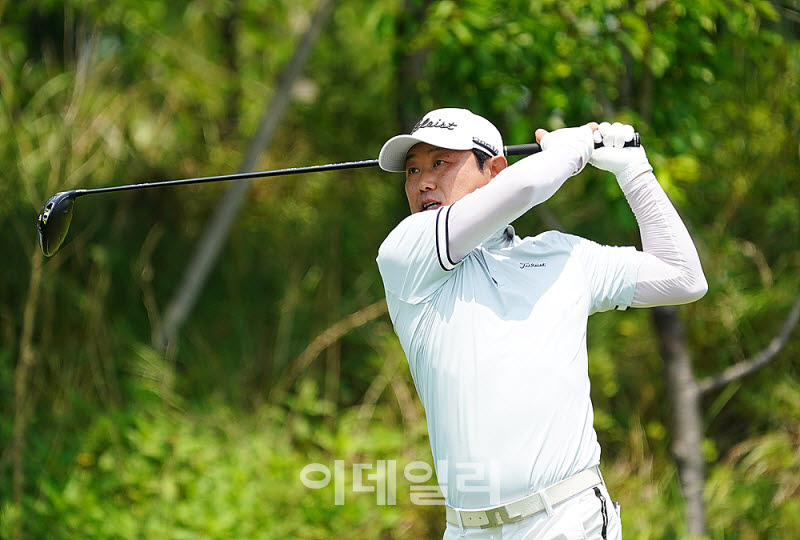 [포토] 김영우, 디팬딩 챔프의 샷