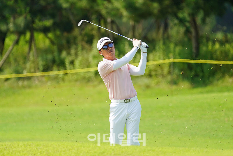 [포토] 박성필, 버디만 6개 잡으며 선두에
