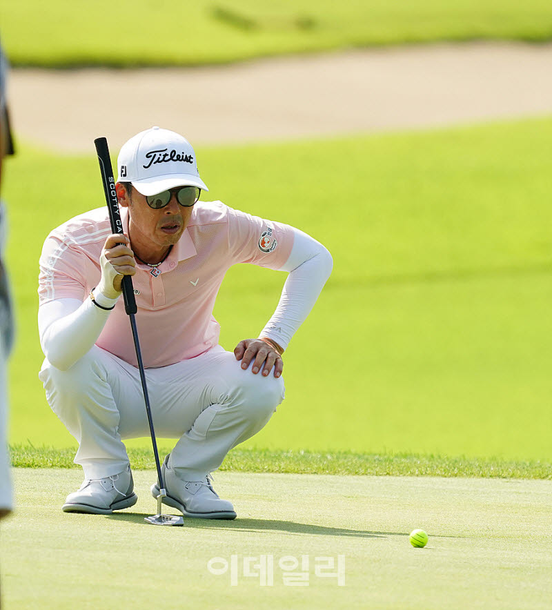 [포토] 박성필, 신중하게 읽는 버디 라인