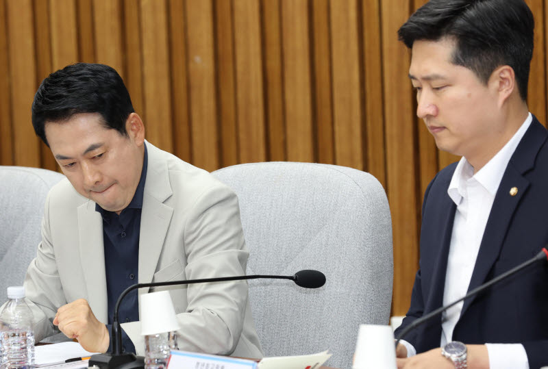 [포토]청년·대학생 시국 대토론회 참석한 장동혁-우재준