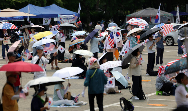 잠실 시위서 경찰 폭행한 20대男 2명 구속기로…경찰, 불법행위 수사 속도(종합)
