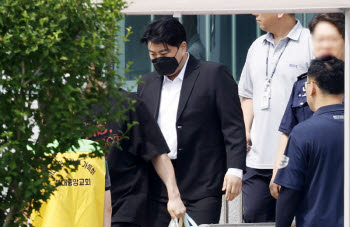 김호중, 가석방 후 첫 입장… "남은 형기 책임감 있게 채우겠다"