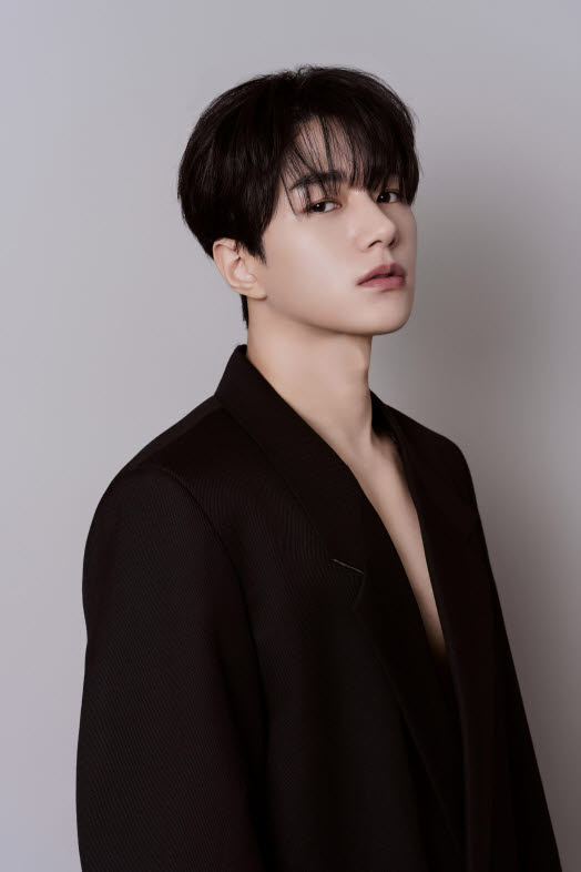 인피니트 출신 배우 겸 가수 김명수, 두산 승리 기원 시구