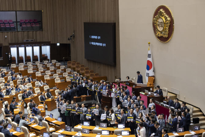 野, 與 상임위원장 단독 선출 반발…강제 배정 상임위원 전원 사임계