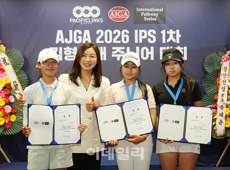 [포토]유혜연-남지안-장지우-장옥영 대표,수상자들 축하해요