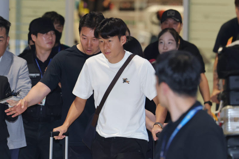 "고개 숙이지 말아요"... 손흥민, 팬들 격려 속 귀국... 홍명보와 대조