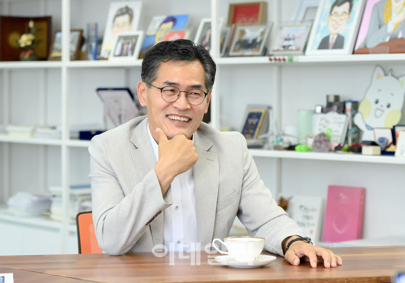 [포토] 이기재 양천구청장, 취임식 없이 직원조례로 첫 일정