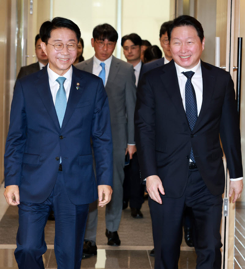 [포토]경제대도약 간담회 참석하는 조정식 의장-최태원 회장