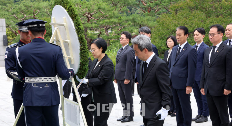 [포토]현충탑에 헌화하는 한성숙 신임 국무총리
