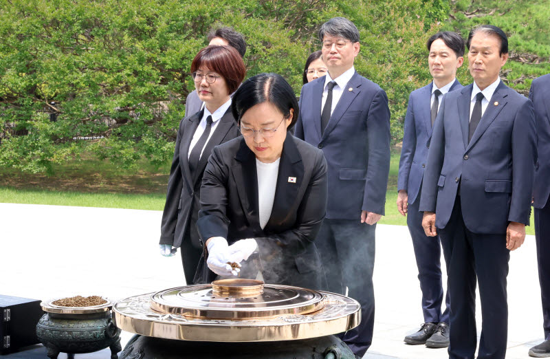 [포토]분향하는 한성숙 신임 국무총리