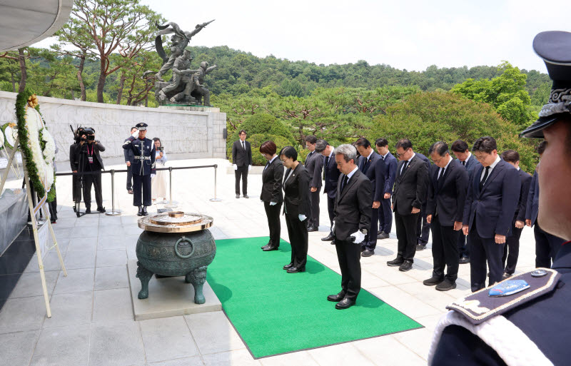 [포토]한성숙 신임 국무총리, 현충탑 묵념
