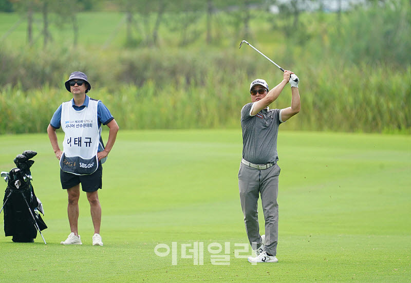 [포토] 이태규, 캐디가 보고 있다
