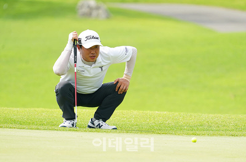 [포토] 김영우, 면밀히 살피는 버디 라인