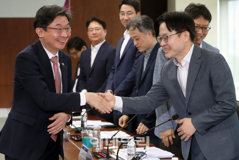 [포토] 악수하는 김정관 장관과 이억원 위원장