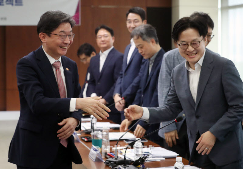 [포토] 산업계와 금융계 수장의 악수