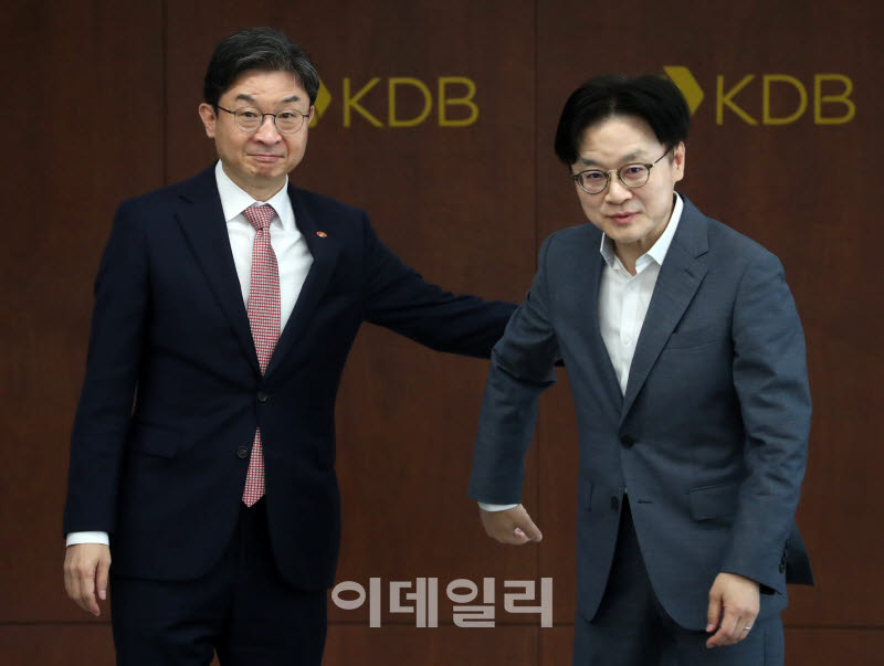 [포토] 김정관 산업부 장관과 이억원 금융위원장