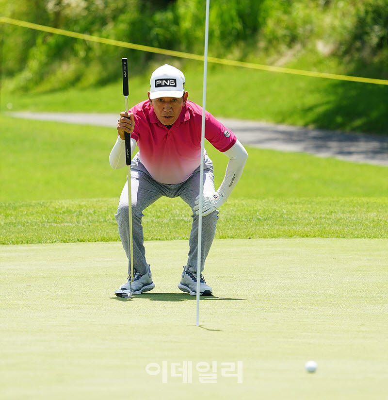 [포토] 김종덕, 반대편에서 살피는 그린