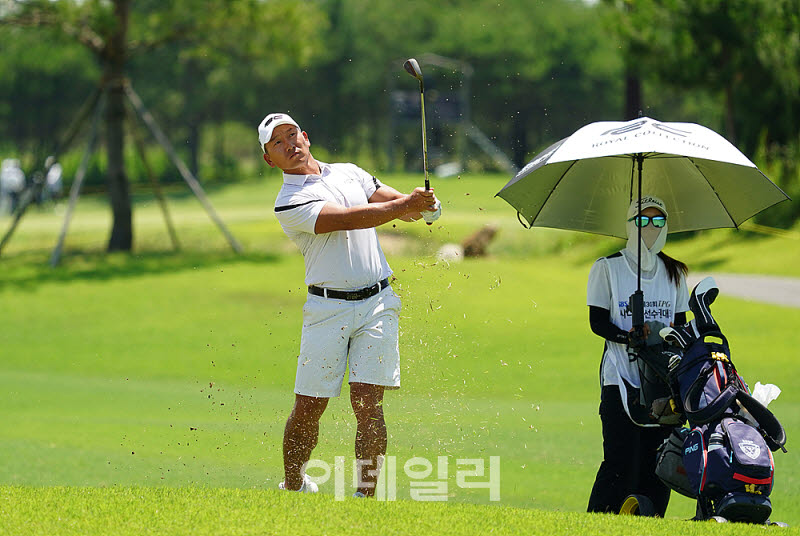 [포토] 타구 바라보는 강천구