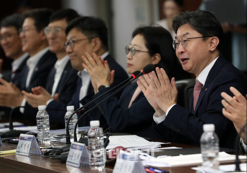 [포토] 박수치는 이억원 금융위원장