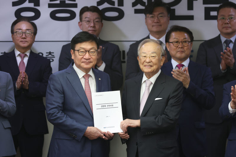 [포토]손경식 회장, 정점식 원내대표에게 경영계 건의사항 전달