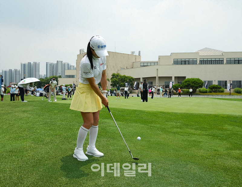 [포토]고지원,어프로치 연습 중