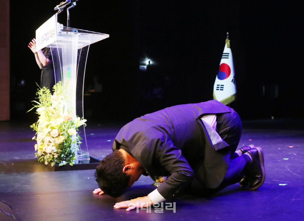 [포토] 주민에게 큰 절하는 박준희 관악구청장