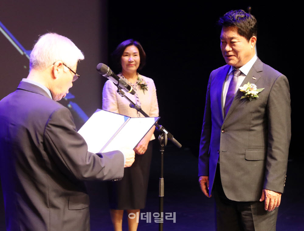 [포토] '구민의 뜻' 전달받는 박준희 관악구청장