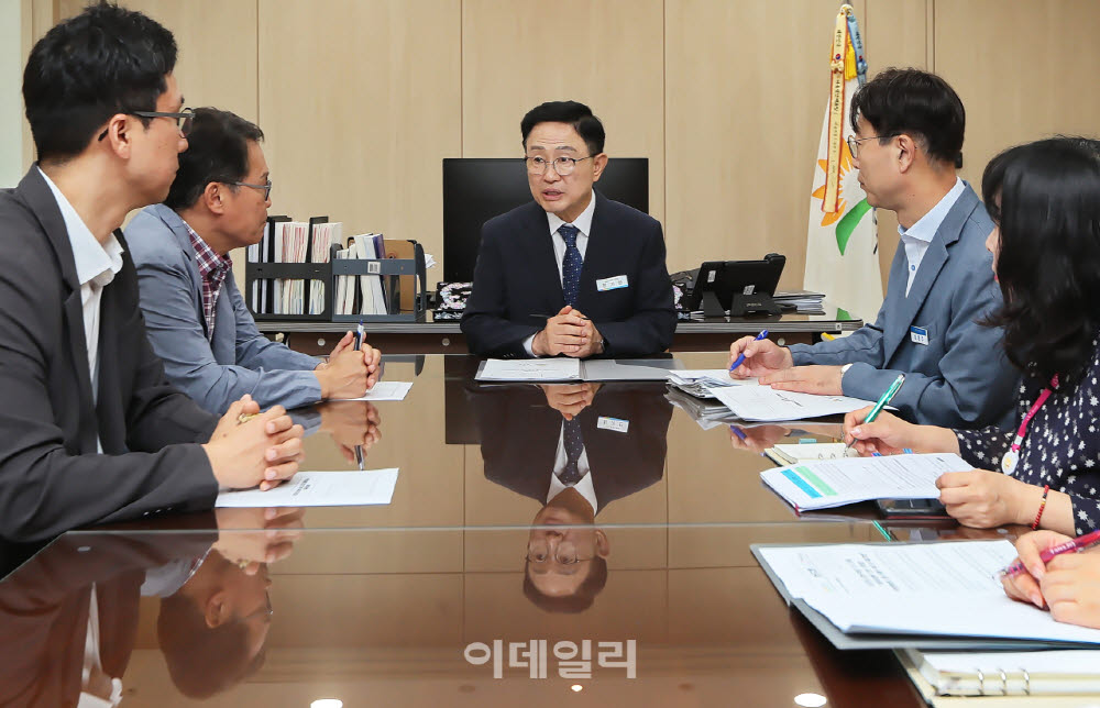 [포토] 최기찬 금천구청장, 1호 결재 ‘데이터센터’ 현안 정조준
