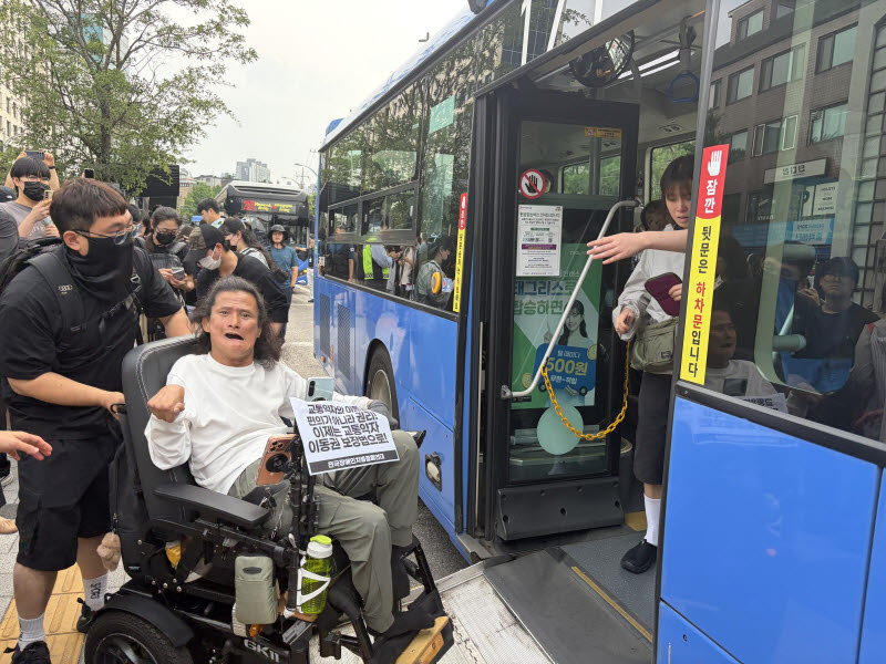 '출근길 버스 시위' 다시 시작한 전장연, 시민들 '대혼란'