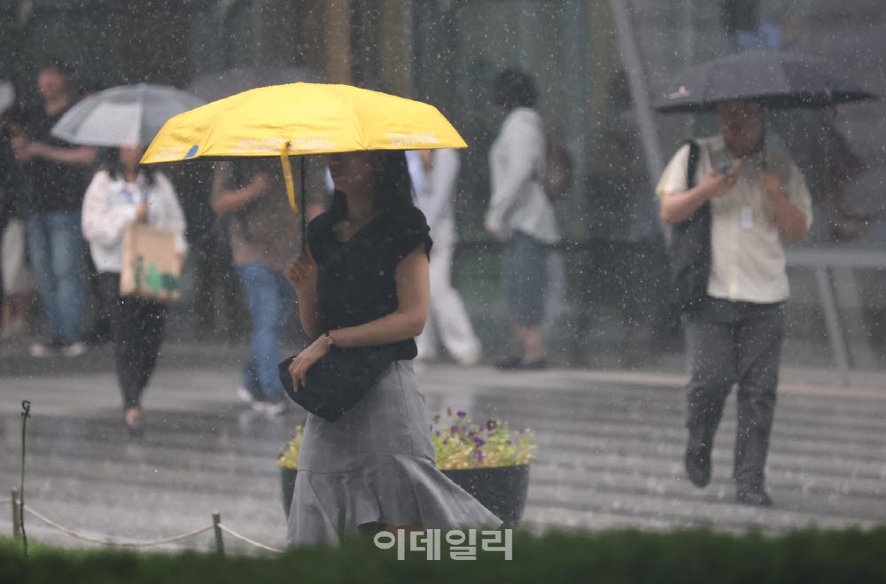 전국서 강한 소나기…내륙 중심 '후덥지근'[오늘날씨]
