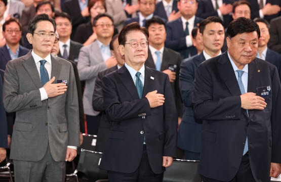 충청권 찾은 李대통령, 첨단산업 투자지원 약속
