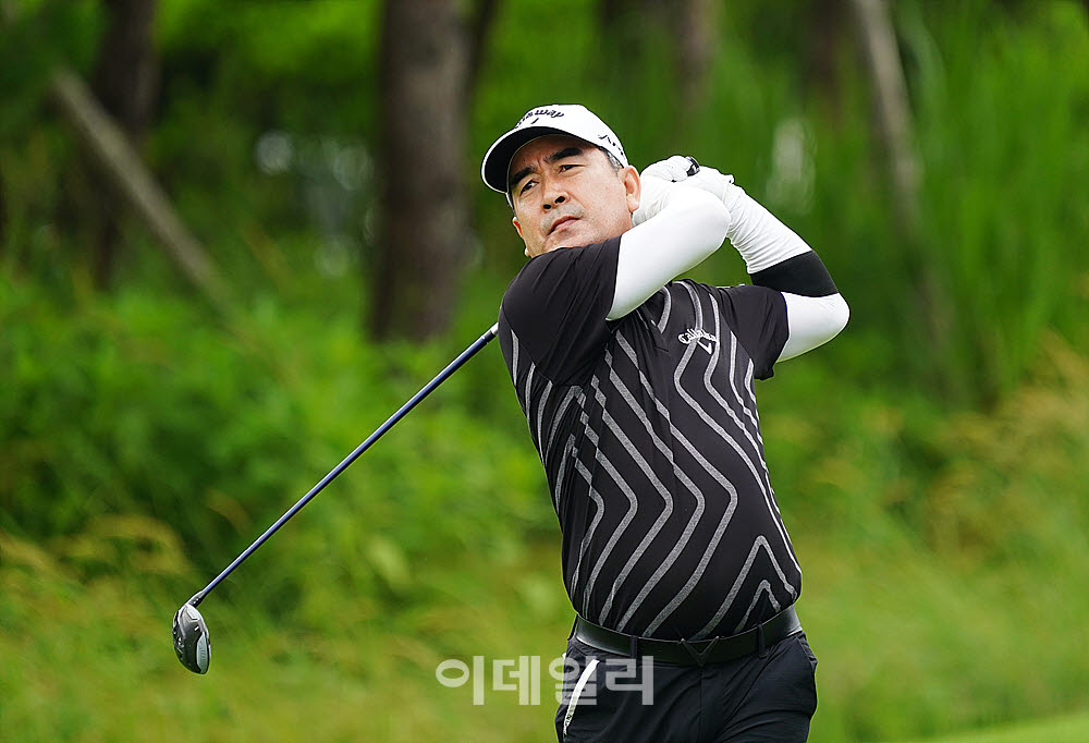 [포토] 석종율, 호쾌한 샷으로 최종일 시작