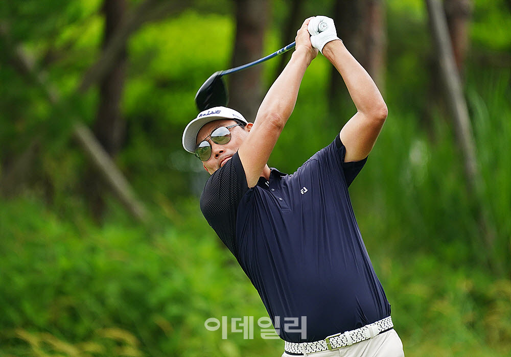 [포토] 정지철, 파워스윙으로 최종일 시작