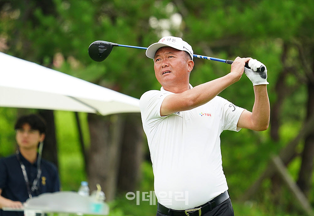 [포토] 타구 바라보는 김기수