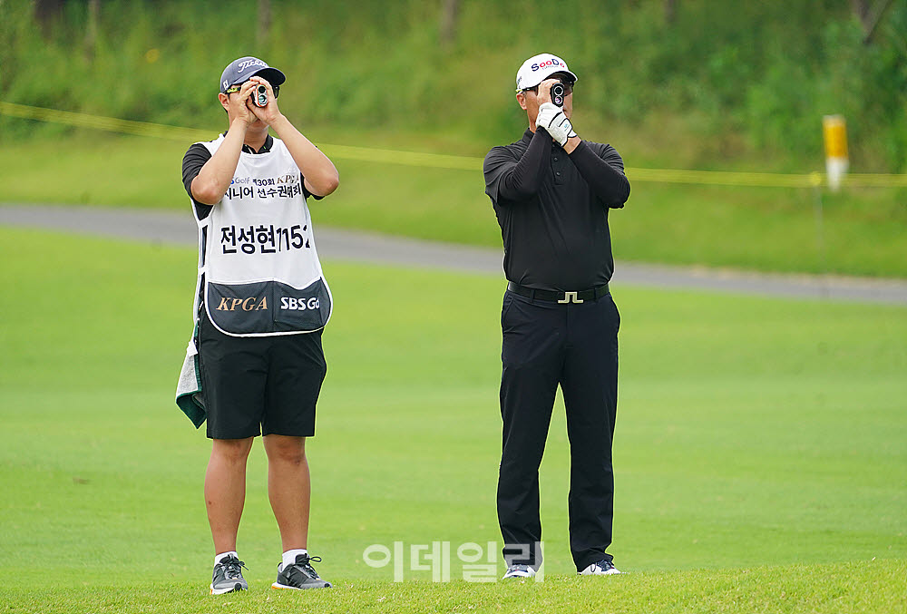 [포토] 전성현, 캐디와 거리 계산중